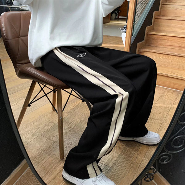 Nový model pánskych športových nohavíc s lemovaním