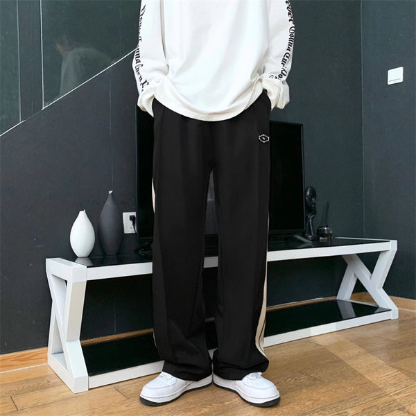 Nový model pánskych športových nohavíc s lemovaním