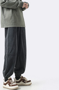 Pantaloni barbatesti model lat cu elastic la picioare si inscriptionare