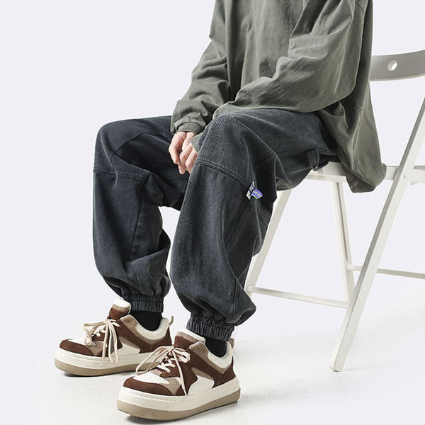 Pantaloni barbatesti model lat cu elastic la picioare si inscriptionare