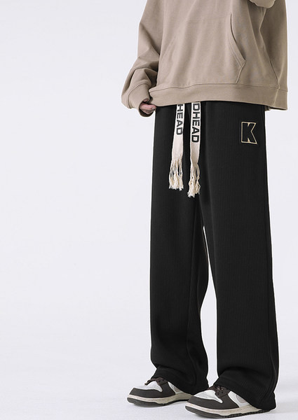 Pantaloni sport barbati cu sireturi si broderii