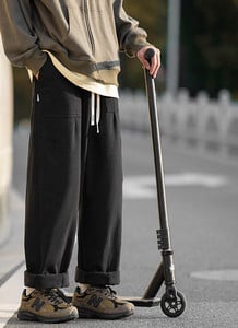 Športové nohavice pre mužov s vreckami - čierno-hnedá farba