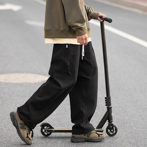 Športové nohavice pre mužov s vreckami - čierno-hnedá farba