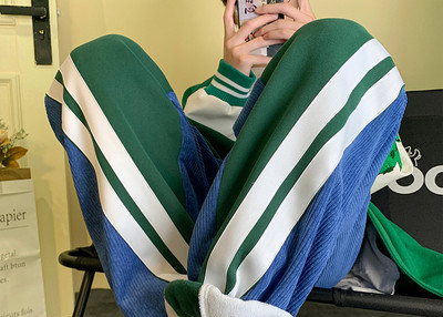 Pánske športové nohavice s nápisom a šnúrkami vhodné na každodenné nosenie