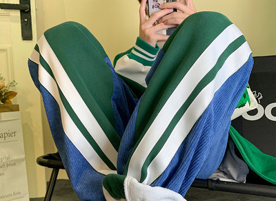 Kasdieniniam gyvenimui tinkamos vyriškos sportinės kelnės su užrašu ir raišteliais