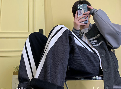 Pánske športové nohavice s nápisom a šnúrkami vhodné na každodenné nosenie