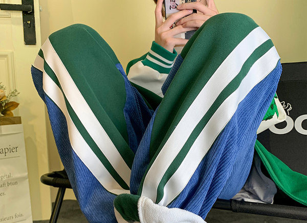 Pánske športové nohavice s nápisom a šnúrkami vhodné na každodenné nosenie