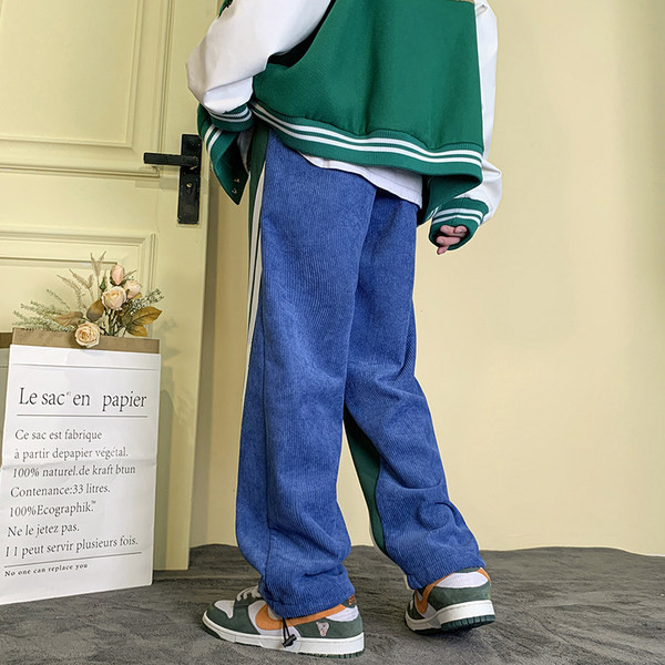 Pánske športové nohavice s nápisom a šnúrkami vhodné na každodenné nosenie