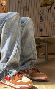 Pantaloni barbati cu fermoar si nasture la picioare - model lat