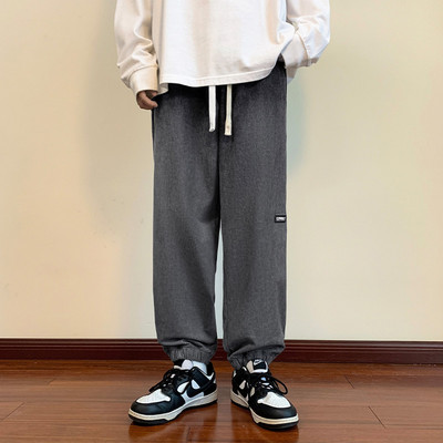 Pantaloni sport pentru bărbați cu legături cu logo și buzunar