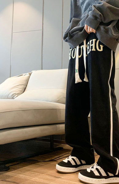 Športové pánske nohavice s nápisom