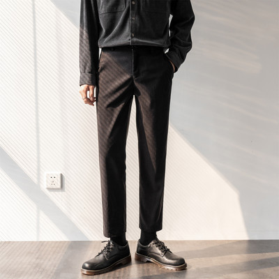 Pantaloni moderni pentru barbati cu buzunare