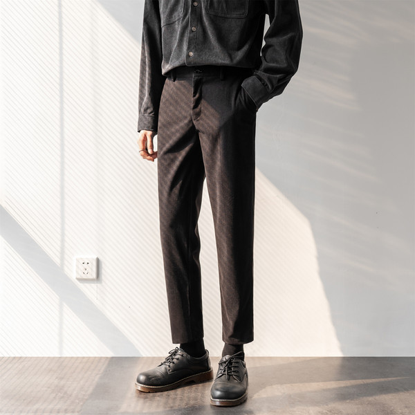 Pantaloni moderni pentru barbati cu buzunare