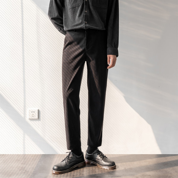 Pantaloni moderni pentru barbati cu buzunare