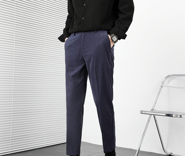 Pantaloni barbati moderni cu buzunar - model drept