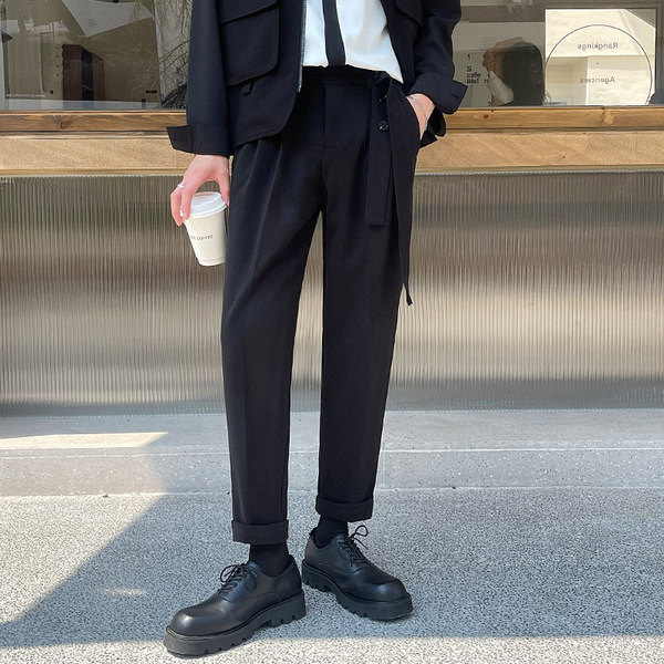 Ravni model muških hlača s remenom