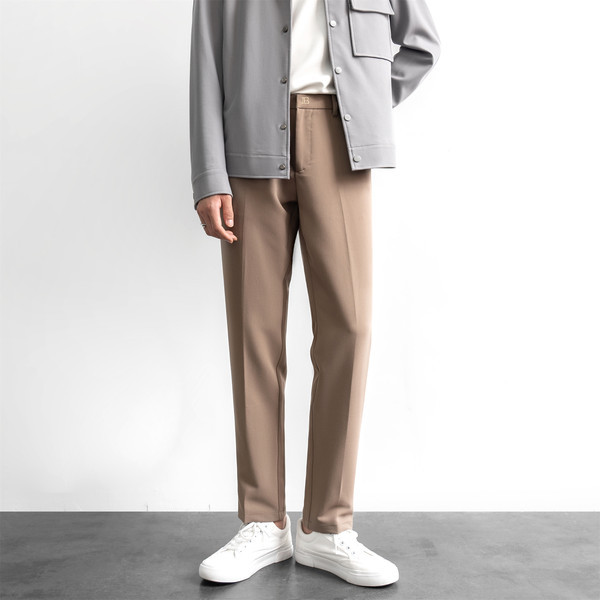 Pantaloni moderni de barbati cu buzunare de culoare maro