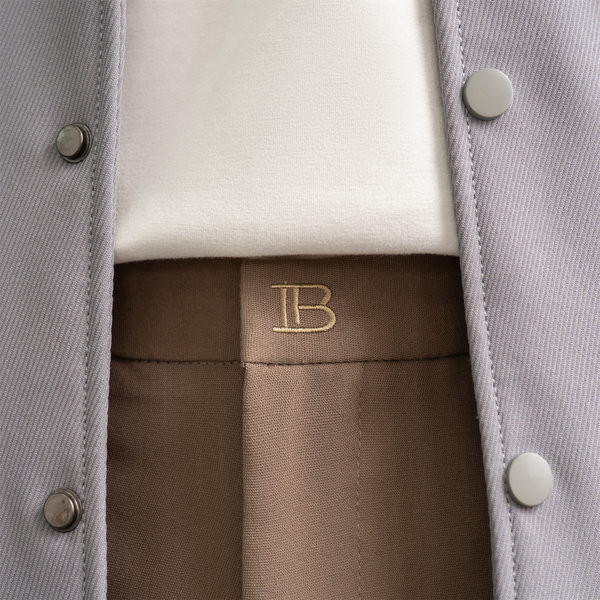 Pantaloni moderni de barbati cu buzunare de culoare maro