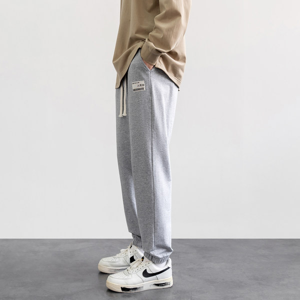 Sportski muški donji dio u sivoj boji