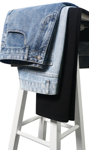 Pánske džínsy s čistým vzorom