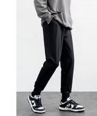 Pánske športové nohavice so šnúrkami a vreckom vhodné na každodenné nosenie