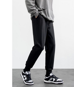 Pánske športové nohavice so šnúrkami a vreckom vhodné na každodenné nosenie