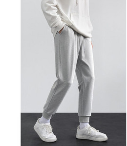 Pánske športové nohavice so šnúrkami a vreckom vhodné na každodenné nosenie