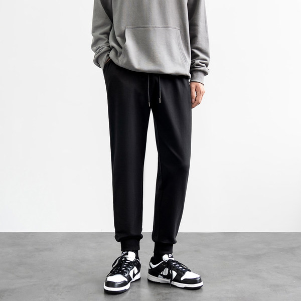 Pánske športové nohavice so šnúrkami a vreckom vhodné na každodenné nosenie