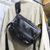 Čierna kožená taška cez rameno