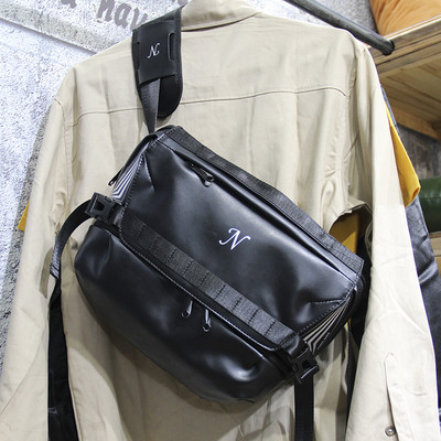 Čierna kožená taška cez rameno