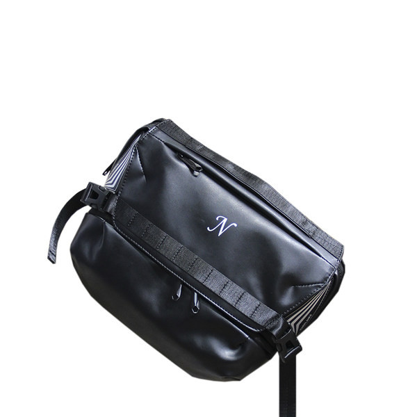 Čierna kožená taška cez rameno