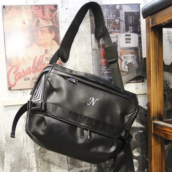 Čierna kožená taška cez rameno