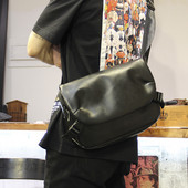 Pánska taška cez rameno z eko kože s plastovými zapínaniami