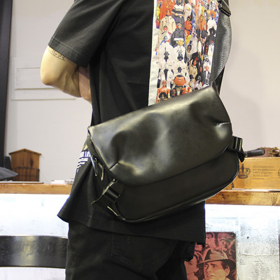 Pánska taška cez rameno z eko kože s plastovými zapínaniami