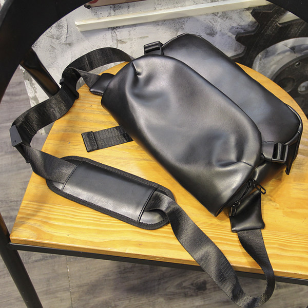 Pánska taška cez rameno z eko kože s plastovými zapínaniami