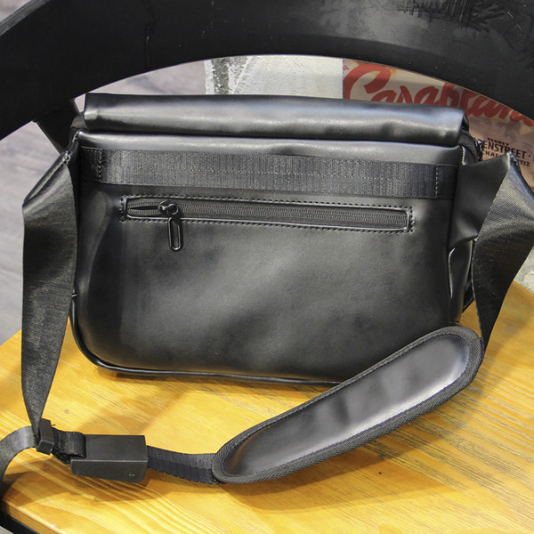 Pánska taška cez rameno z eko kože s plastovými zapínaniami