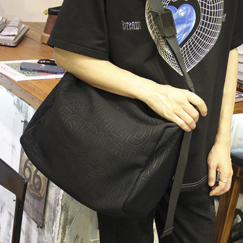 Ανδρική υφασμάτινη τσάντα με επιγραφή και μακρύ ρυθμιζόμενο χερούλι