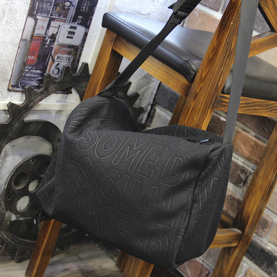 Pánska textilná taška s nápisom a dlhou nastaviteľnou rukoväťou