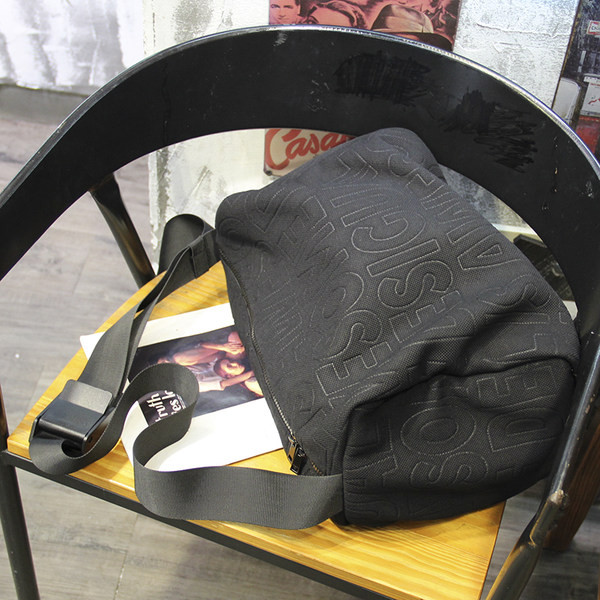 Pánska textilná taška s nápisom a dlhou nastaviteľnou rukoväťou