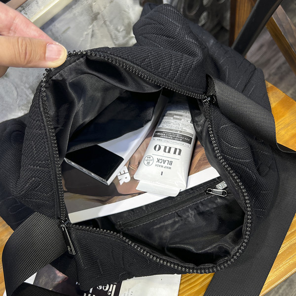 Pánska textilná taška s nápisom a dlhou nastaviteľnou rukoväťou