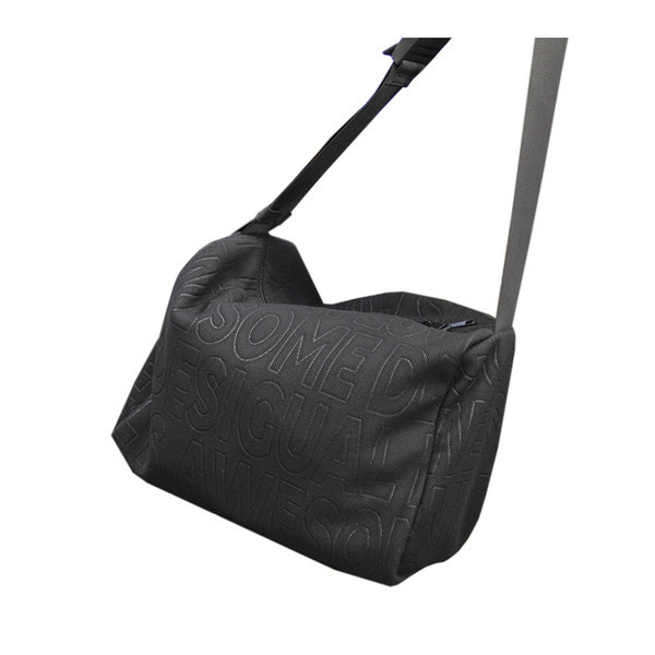 Pánska textilná taška s nápisom a dlhou nastaviteľnou rukoväťou