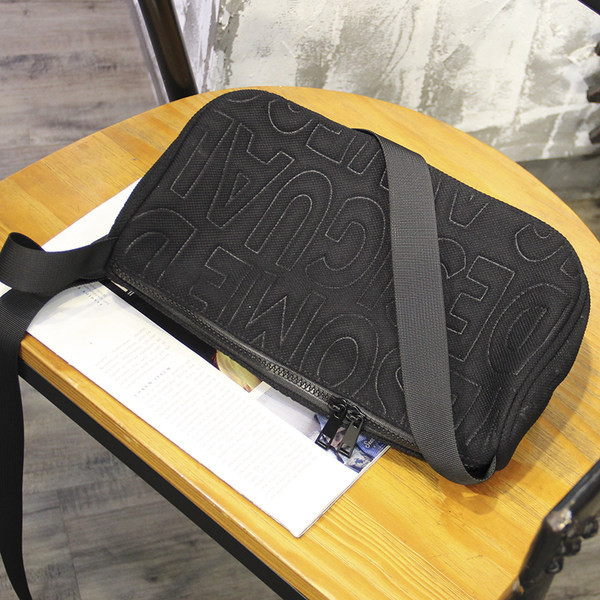 Pánska plátená taška cez rameno v čiernej farbe