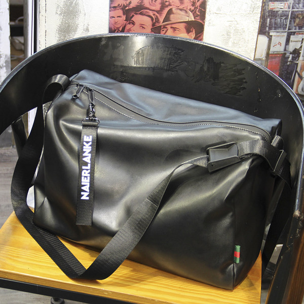 Pánska taška cez rameno z eko kože so zipsom