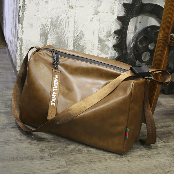 Pánska taška cez rameno z eko kože so zipsom