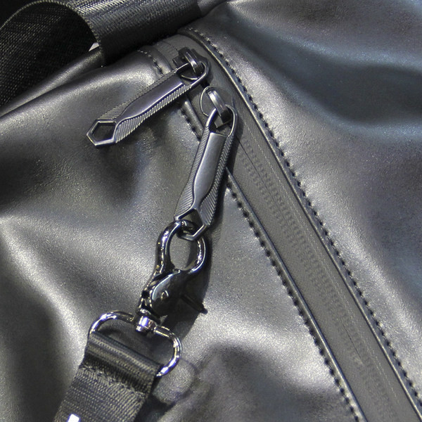 Pánska taška cez rameno z eko kože so zipsom