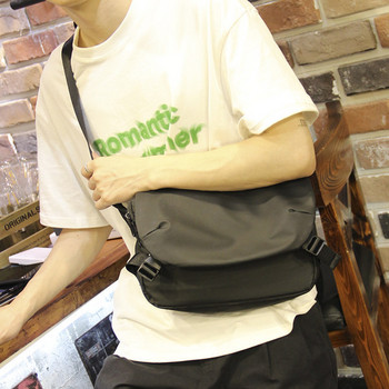 Υφασμάτινη τσάντα ώμου με πλαστικά κουμπώματα