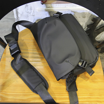 Textilná taška cez rameno s plastovými zapínaniami