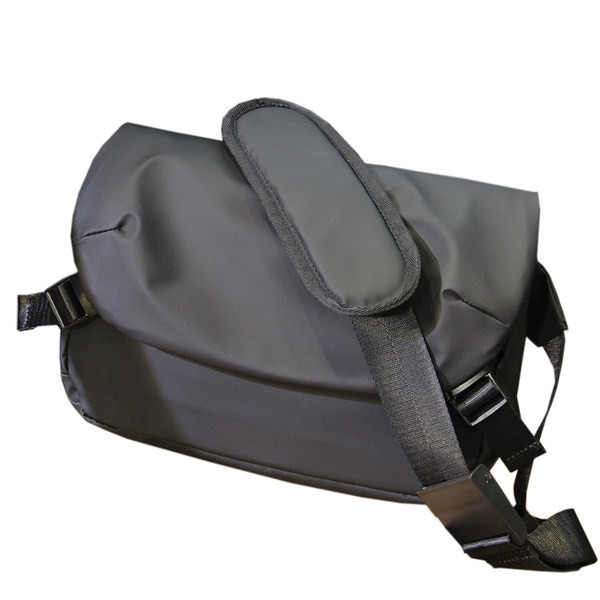 Textilná taška cez rameno s plastovými zapínaniami