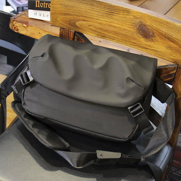 Textilná taška cez rameno s plastovými zapínaniami