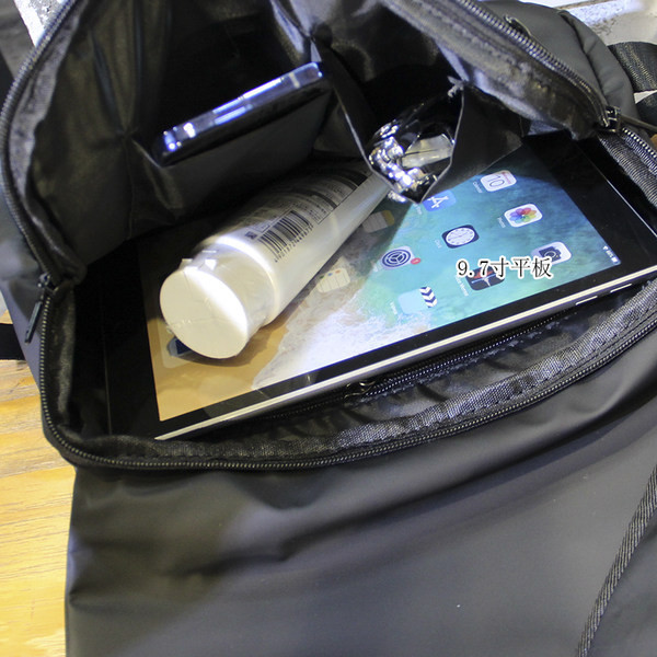 Textilná taška cez rameno s plastovými zapínaniami